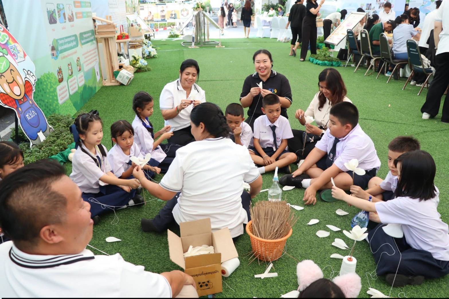 title - รัฐมนตรีว่าการกระทรวงเกษตรและสหกรณ์ พร้อมด้วยคณะผู้บริหาร ส.ป.ก. เข้าเยี่ยมชมโซนกิจกรรมฝึกอาชีพ Workshop งานศิลปหัตถกรรม (ศพส.) กิจกรรมจัดขึ้นภายใต้งาน วันคล้ายวันสถาปนาครบรอบ 51 ปี ส.ป.ก. ณ สำนักงานการปฏิรูปที่ดินเพื่อเกษตรกรรม